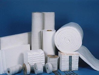 硅酸鋁針刺毯是一種以硅酸鋁為原料采用電阻爐工藝，特制硅酸鋁長纖維針刺成型的一種保溫耐火材料。具有化學穩定性、熱穩定性、吸音降噪性能，抗拉強度大、熱導率低；熱容量低。應用于航天、鋼鐵、石化、電力的高溫絕